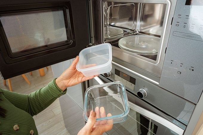 Vì sao không được cho đồ kim loại vào lò vi sóng?- Ảnh 3.