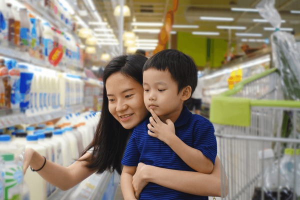 "Mẹ ơi, con ăn một quả nho nhé?": Người mẹ trả lời, tự cho mình thông minh, không ngờ ảnh hưởng cả đời con- Ảnh 1.