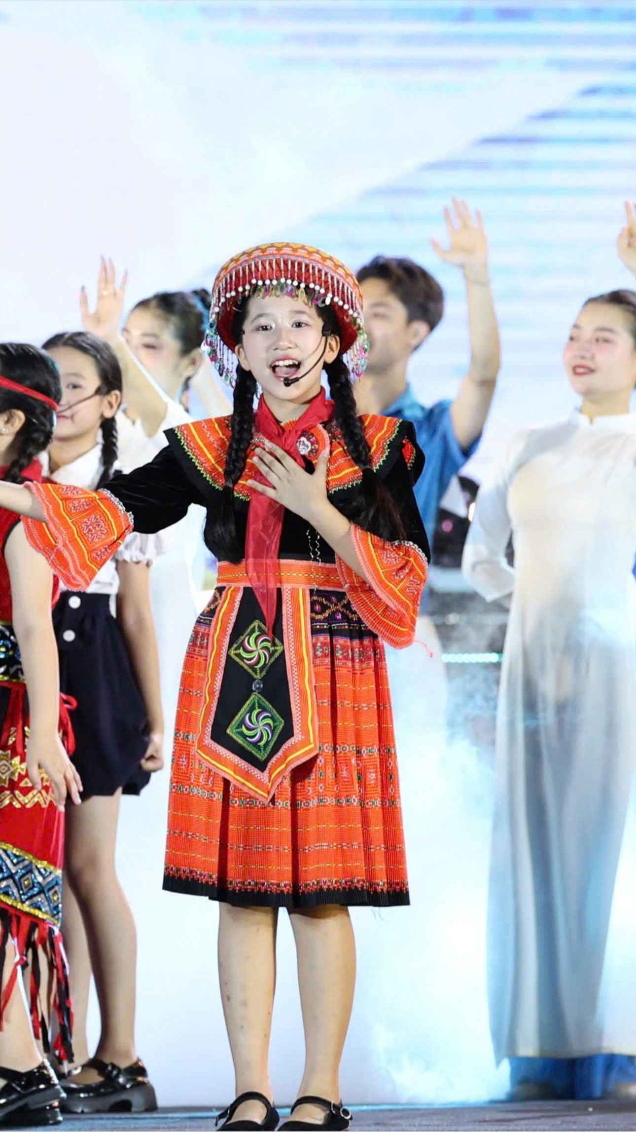 Ca sĩ nhí vừa biểu diễn cùng Hòa Minzy trên Quảng trường Ba Đình là ai?- Ảnh 4.