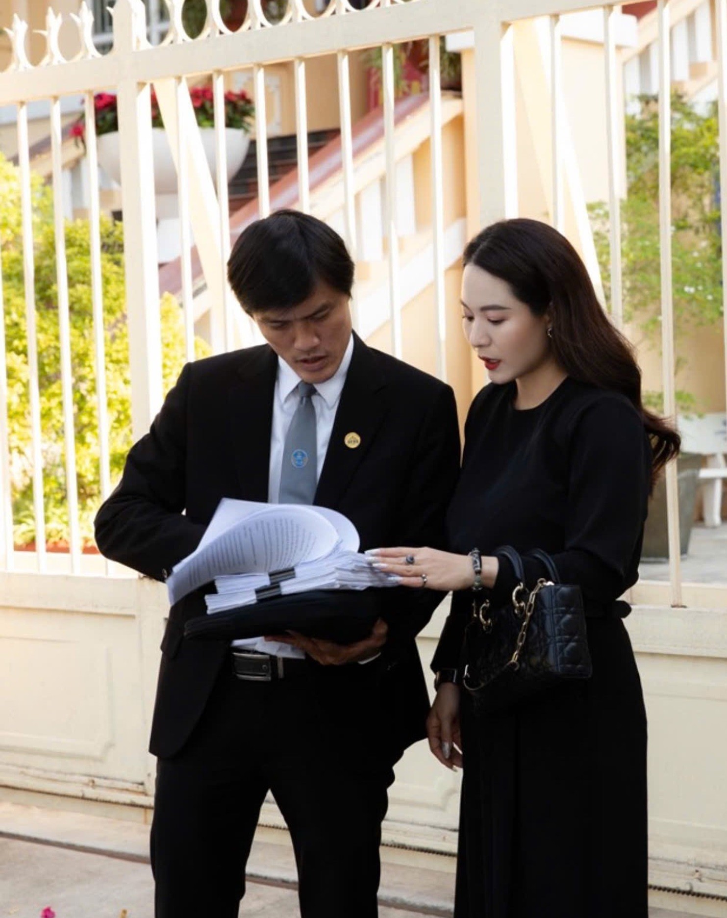 Căng thẳng vụ con nuôi NSƯT Hoài Linh kiện đòi nhà- Ảnh 1. Căng thẳng vụ con nuôi NSƯT Hoài Linh kiện đòi nhà- Ảnh 1.