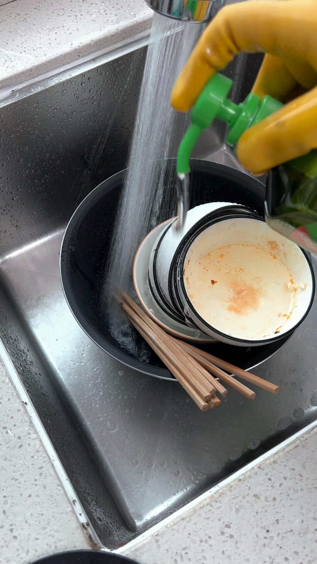 Một người rửa bát ẩu, cả nhà ăn cơm với vi khuẩn: 5 LỖI SAI tai hại cần sửa gấp!- Ảnh 3.