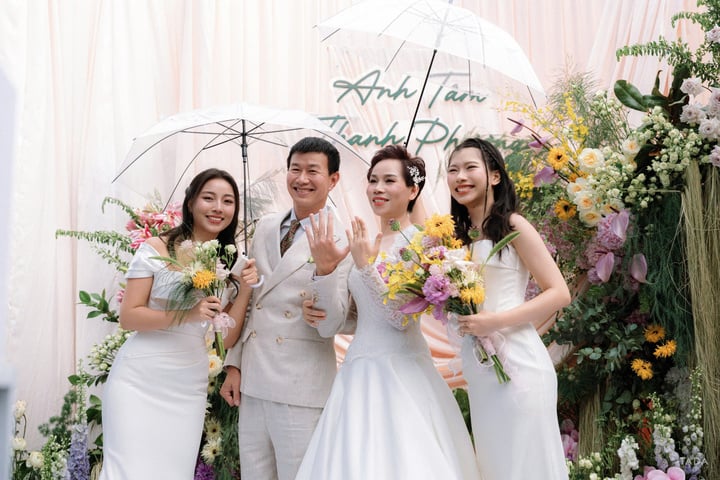 Đám cưới bố mẹ 27 năm trước còn tiếc nuối, 2 con gái gen Z tổ chức cưới lại- Ảnh 2.