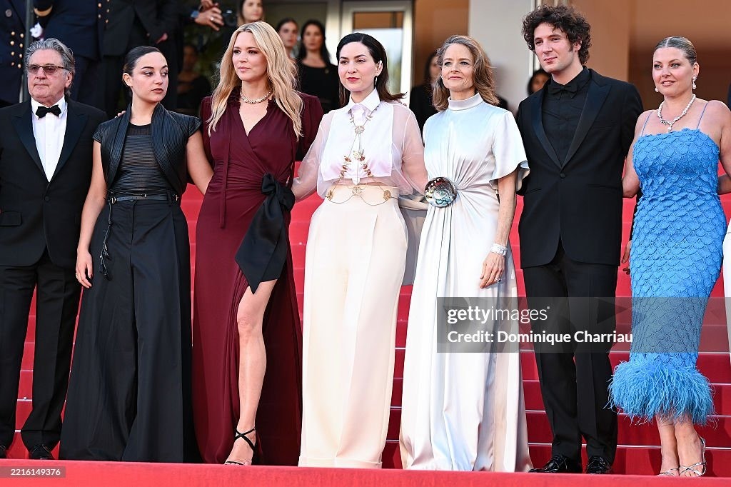 Scarlett Johansson hôn chồng ở Cannes- Ảnh 1.