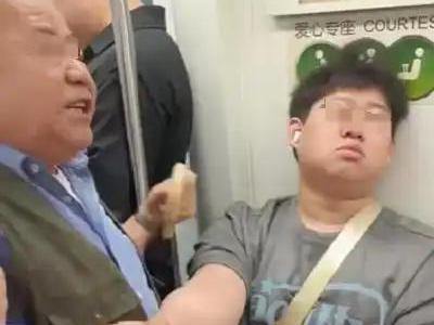 Xôn xao vụ việc thanh niên không nhường chỗ cho cụ già 83 tuổi trên tàu điện ở Trung Quốc: Ông lão mới là người bị bạo lực mạng- Ảnh 2. Xôn xao vụ việc thanh niên không nhường chỗ cho cụ già 83 tuổi trên tàu điện ở Trung Quốc: Ông lão mới là người bị bạo lực mạng- Ảnh 2.
