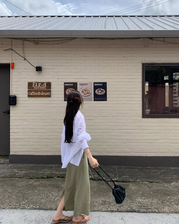 35 tuổi, đi làm 12 năm, lương chỉ 10 triệu/tháng: "Lên công ty hết việc về nằm lướt điện thoại thì mức đó là đúng"- Ảnh 2.