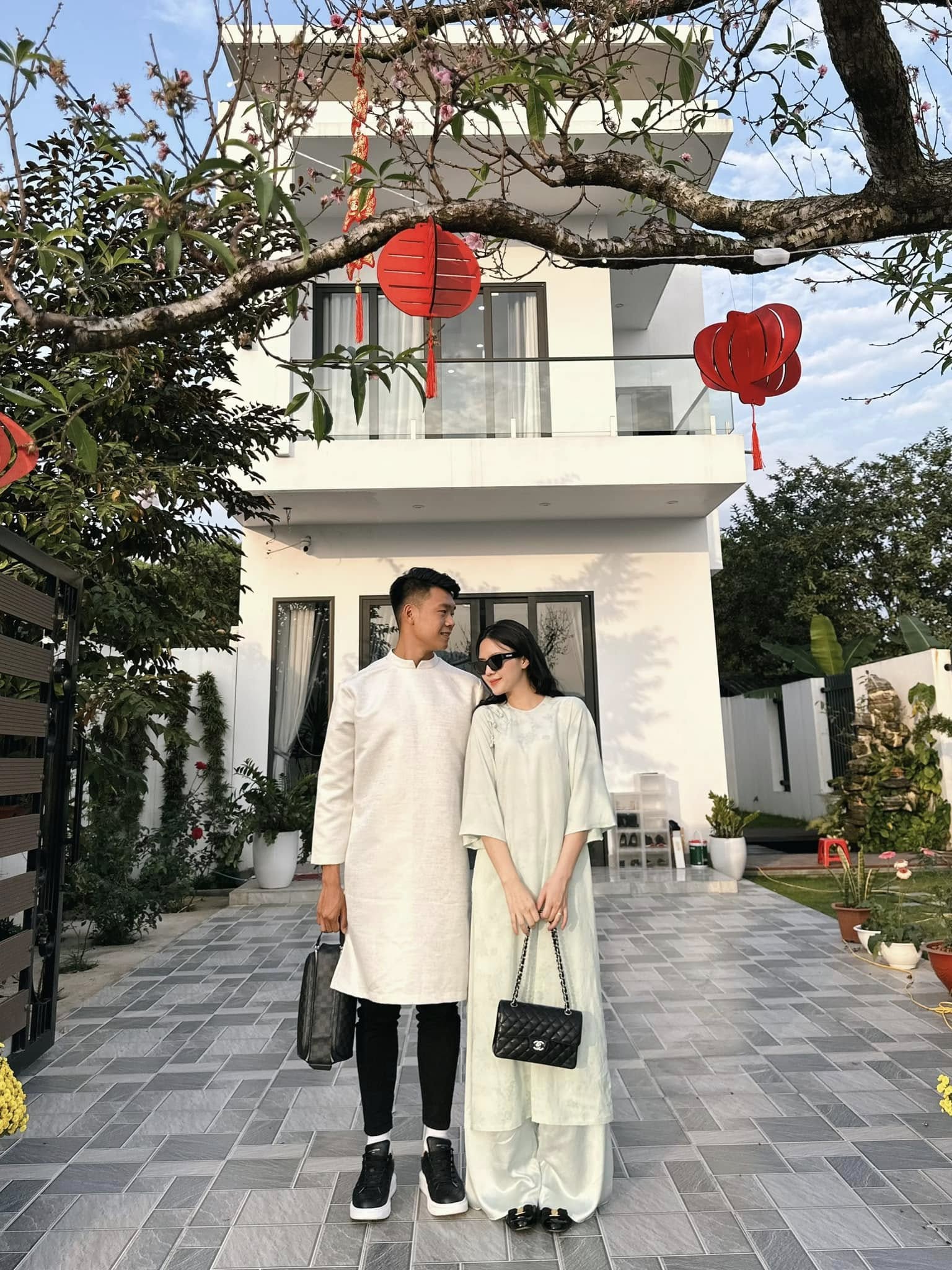 Nối gót Văn Hậu - Hải My, tuyển thủ Việt Nam và vợ hotgirl khoe biệt thự chục tỷ nhưng 
