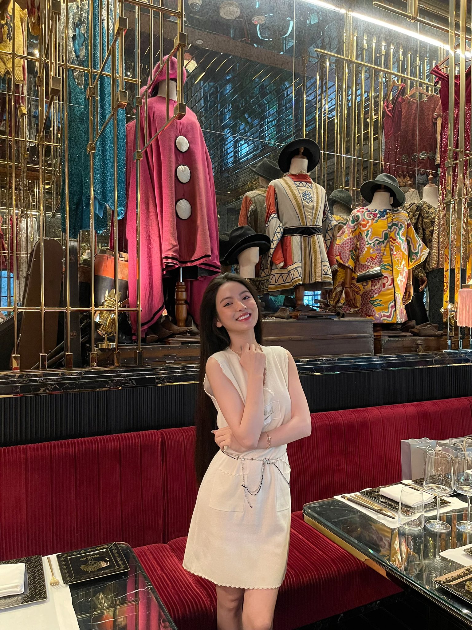 Chu Thanh Huyền ra ngoài diện Chanel sang chảnh, ở nhà mặc đồ ngủ chơi với con vẫn khiến dân tình 