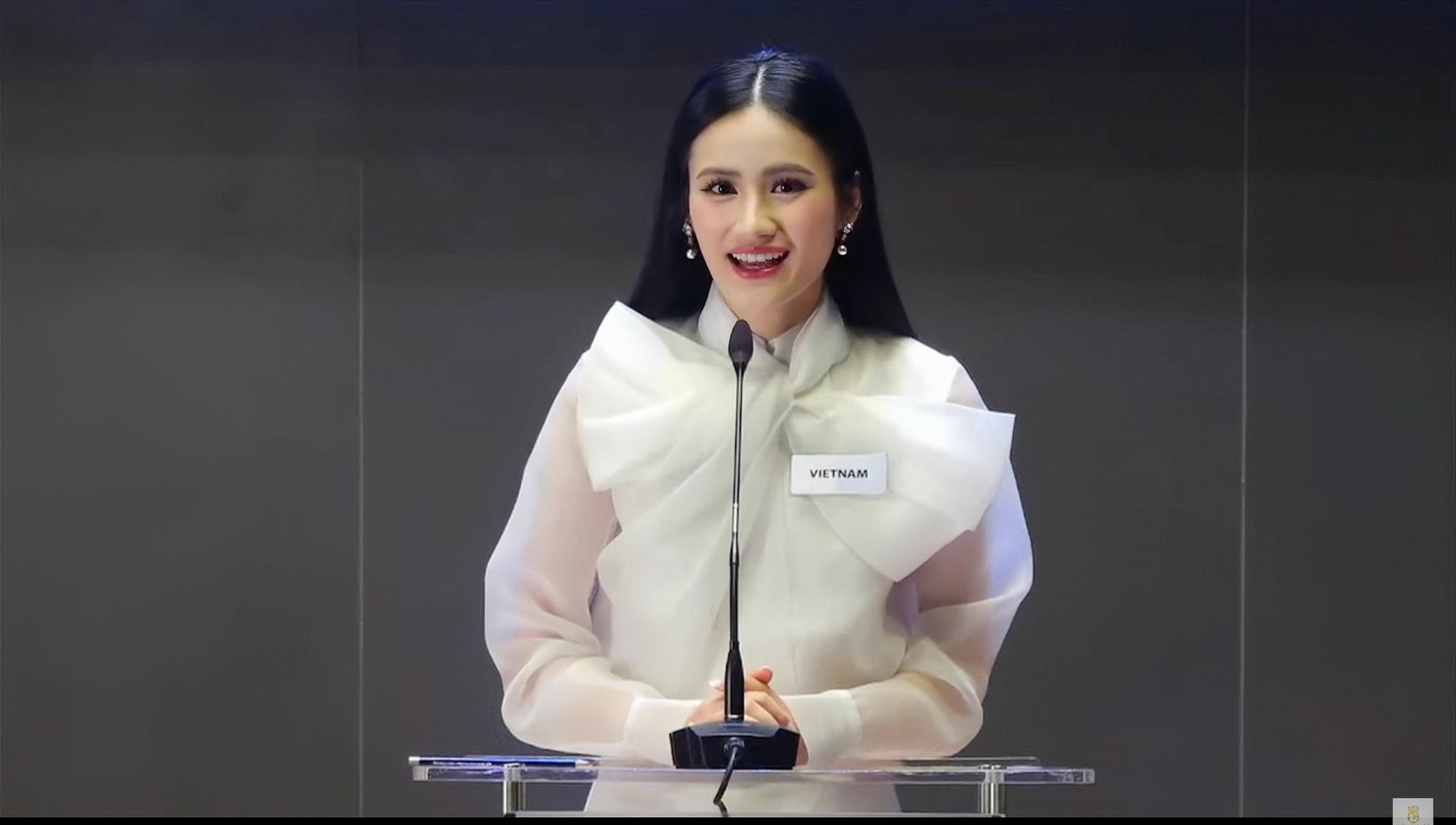 Full màn thuyết trình của Ý Nhi ở Miss World: Full màn thuyết trình của Ý Nhi ở Miss World:
