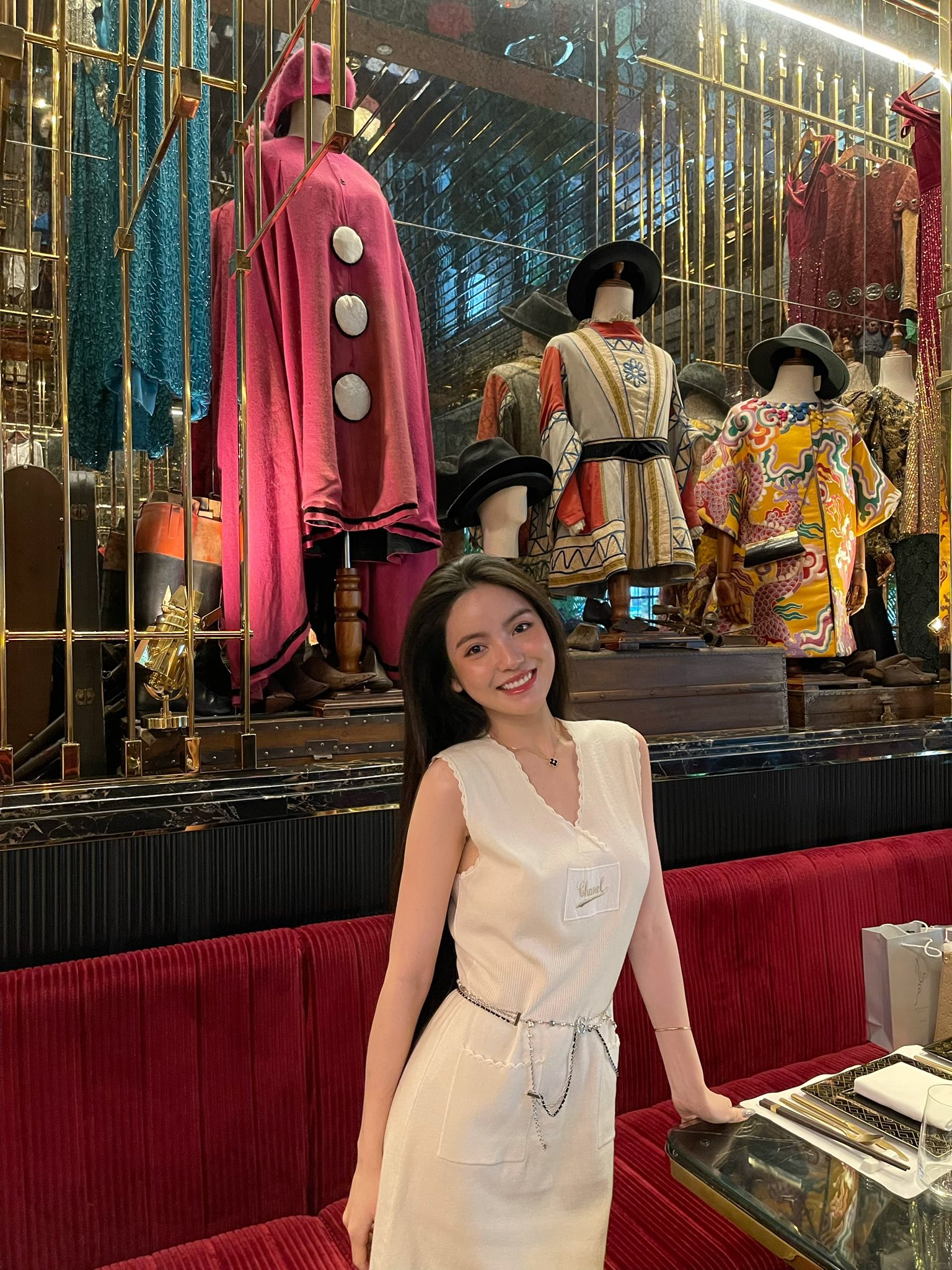 Chu Thanh Huyền ra ngoài diện Chanel sang chảnh, ở nhà mặc đồ ngủ chơi với con vẫn khiến dân tình 