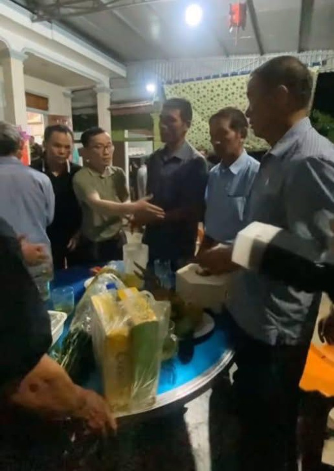 Xót xa cảnh gia đình làm lễ ăn hỏi cho đôi nam nữ tử vong ở biển Cửa Lò, hoàn thành tâm nguyện cuối cùng- Ảnh 2.