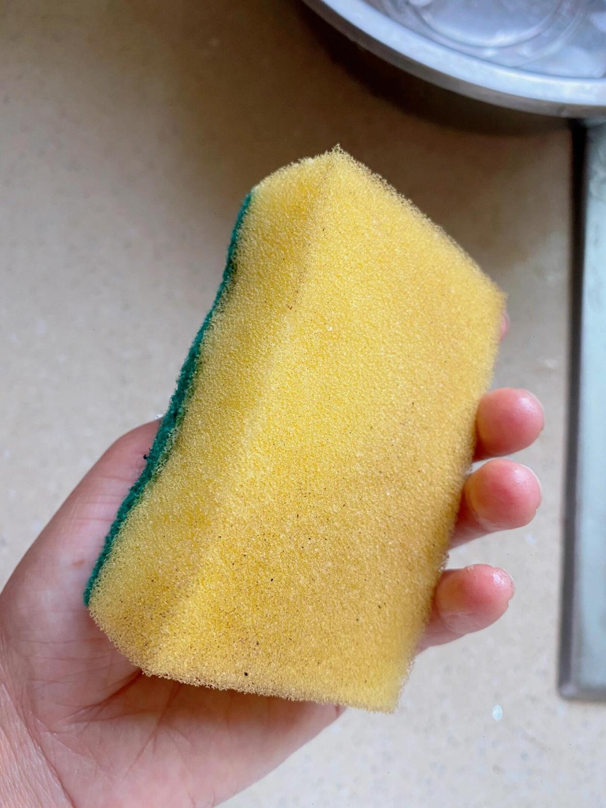 Một người rửa bát ẩu, cả nhà ăn cơm với vi khuẩn: 5 LỖI SAI tai hại cần sửa gấp!- Ảnh 1.