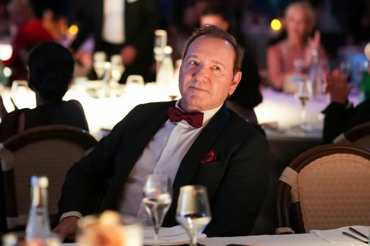Kevin Spacey trở lại Cannes, các nhiếp ảnh gia xô đổ hàng rào- Ảnh 2. Kevin Spacey trở lại Cannes, các nhiếp ảnh gia xô đổ hàng rào- Ảnh 2.