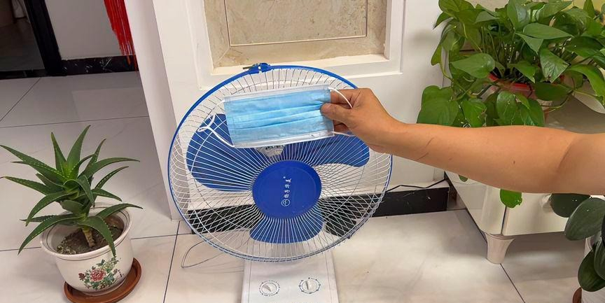 Buộc 1 chiếc khẩu trang vào cánh quạt: Mẹo 