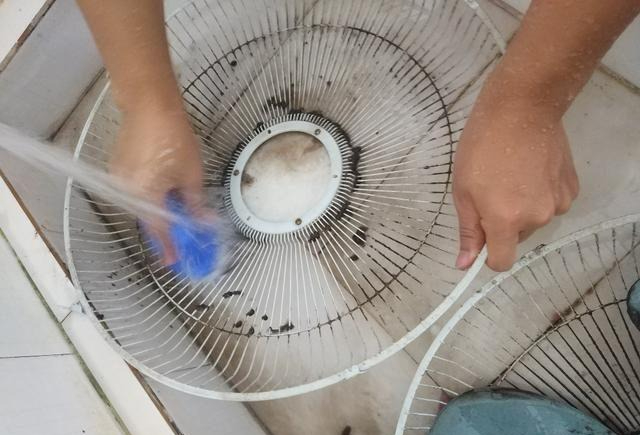 Buộc 1 chiếc khẩu trang vào cánh quạt: Mẹo 