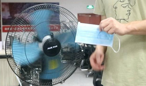 Buộc 1 chiếc khẩu trang vào cánh quạt: Mẹo 