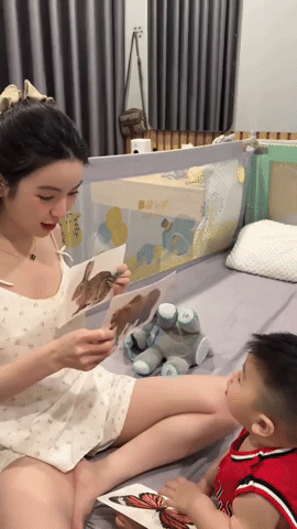 Chu Thanh Huyền ra ngoài diện Chanel sang chảnh, ở nhà mặc đồ ngủ chơi với con vẫn khiến dân tình 