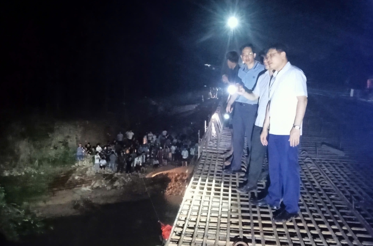 Rủ nhau suối tắm, 7 học sinh bị đuối nước, 1 em tử vong, 3 em mất tích- Ảnh 2. Rủ nhau suối tắm, 7 học sinh bị đuối nước, 1 em tử vong, 3 em mất tích- Ảnh 2.