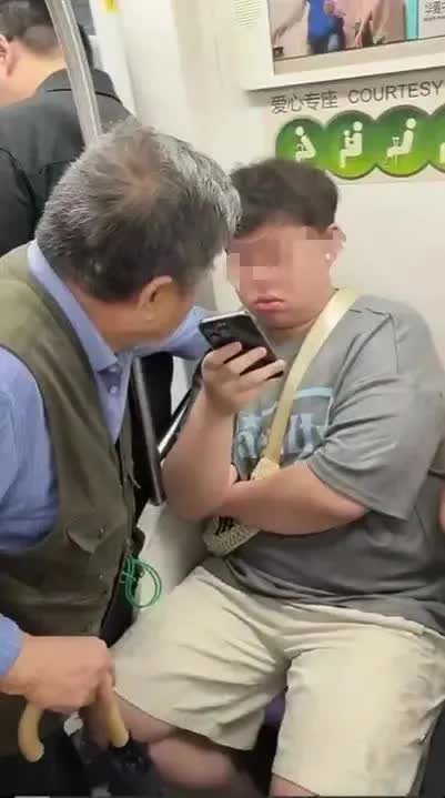 Xôn xao vụ việc thanh niên không nhường chỗ cho cụ già 83 tuổi trên tàu điện ở Trung Quốc: Ông lão mới là người bị bạo lực mạng- Ảnh 1. Xôn xao vụ việc thanh niên không nhường chỗ cho cụ già 83 tuổi trên tàu điện ở Trung Quốc: Ông lão mới là người bị bạo lực mạng- Ảnh 1.