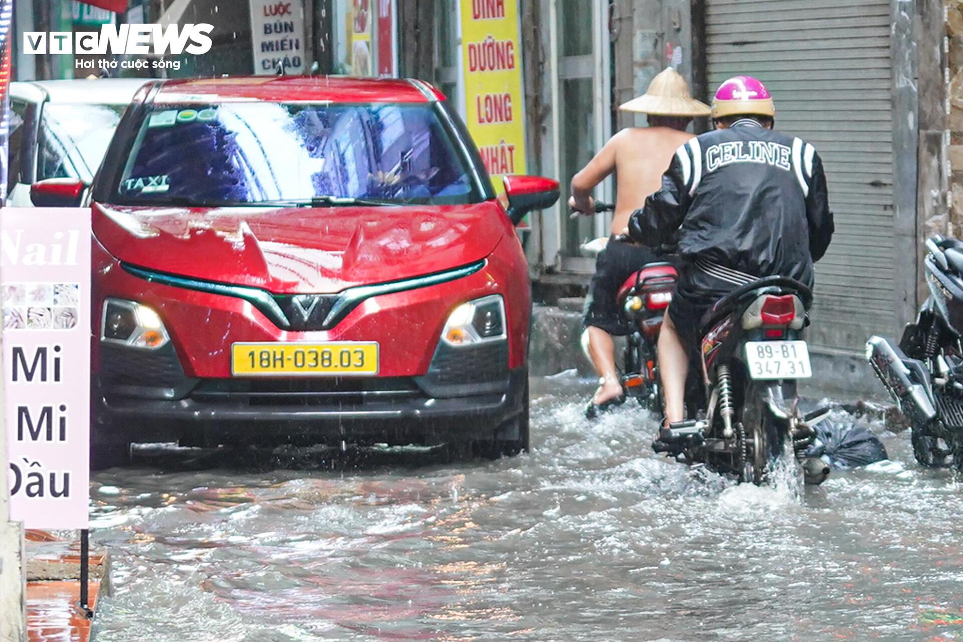Mưa xối xả nhiều giờ, dân Hà Nội bì bõm lội nước dắt xe- Ảnh 7. Mưa xối xả nhiều giờ, dân Hà Nội bì bõm lội nước dắt xe- Ảnh 7.