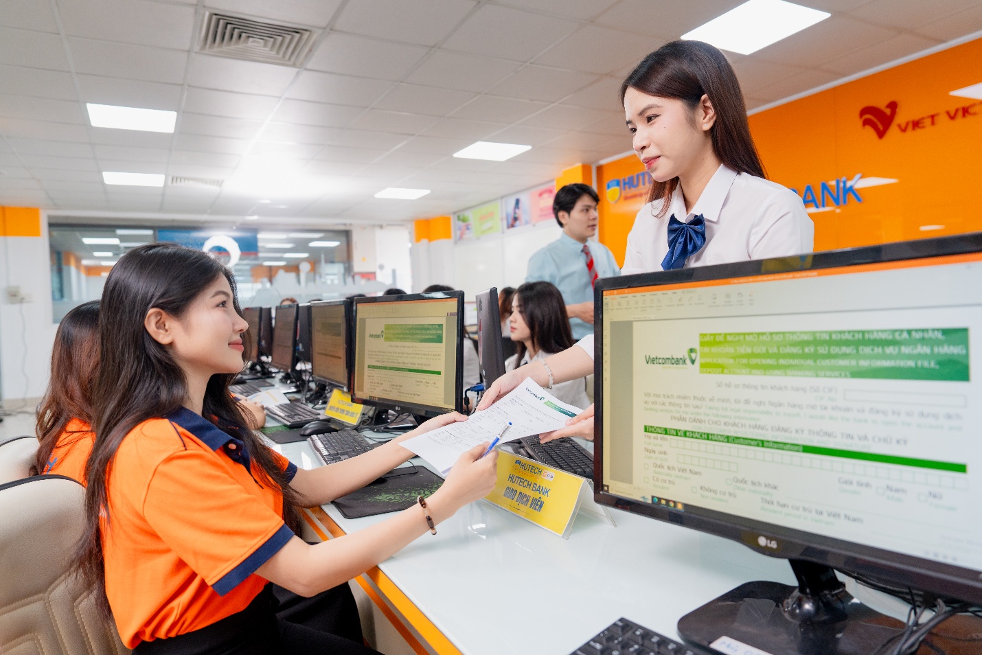 Không gian thực hành hiện đại, sinh viên Tài chính - Ngân hàng HUTECH tự tin nghiệp vụ chuyên môn- Ảnh 1.
