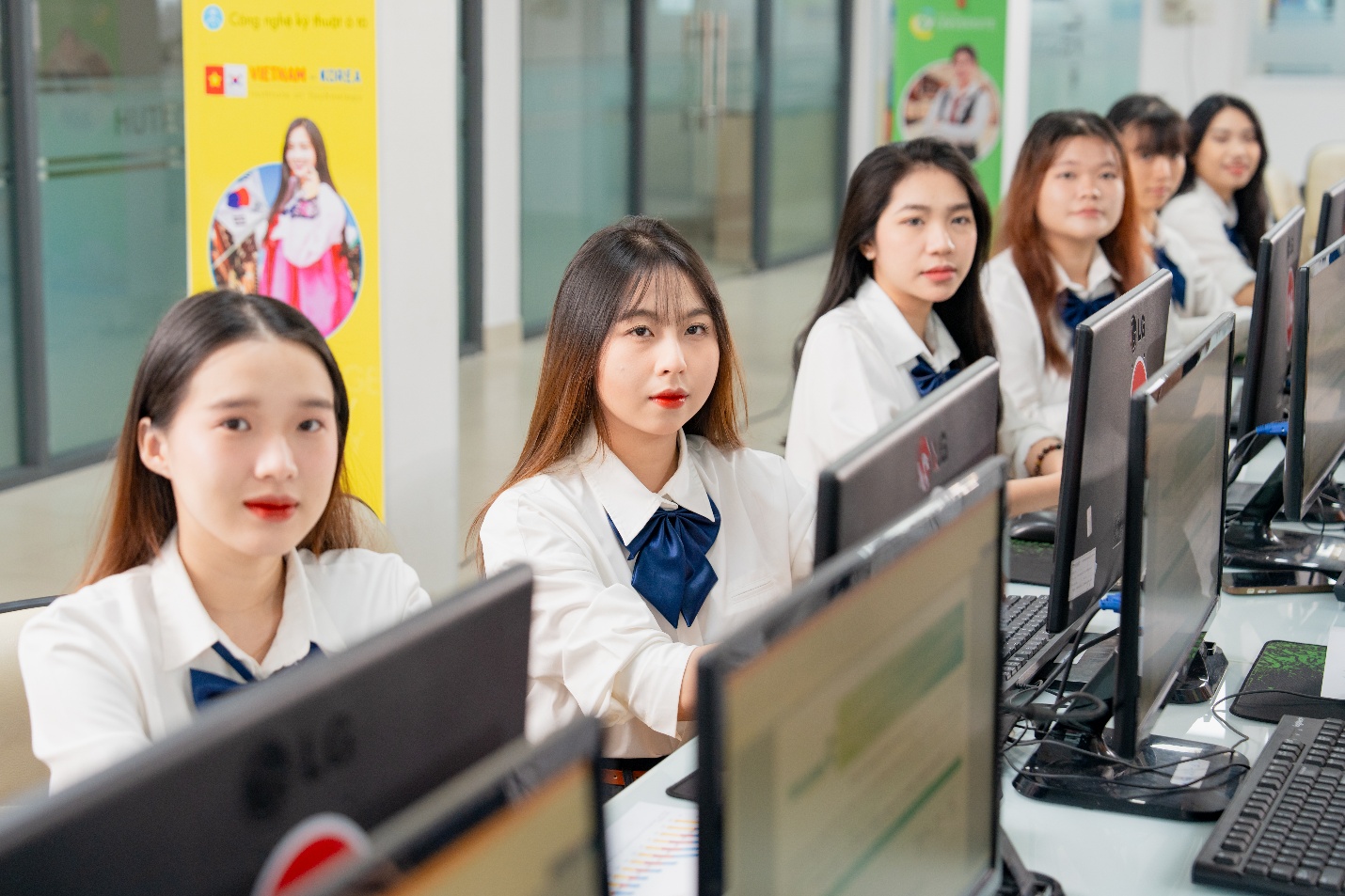 Không gian thực hành hiện đại, sinh viên Tài chính - Ngân hàng HUTECH tự tin nghiệp vụ chuyên môn- Ảnh 2.