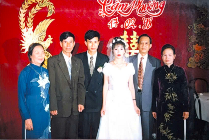 Đám cưới bố mẹ 27 năm trước còn tiếc nuối, 2 con gái gen Z tổ chức cưới lại- Ảnh 1.