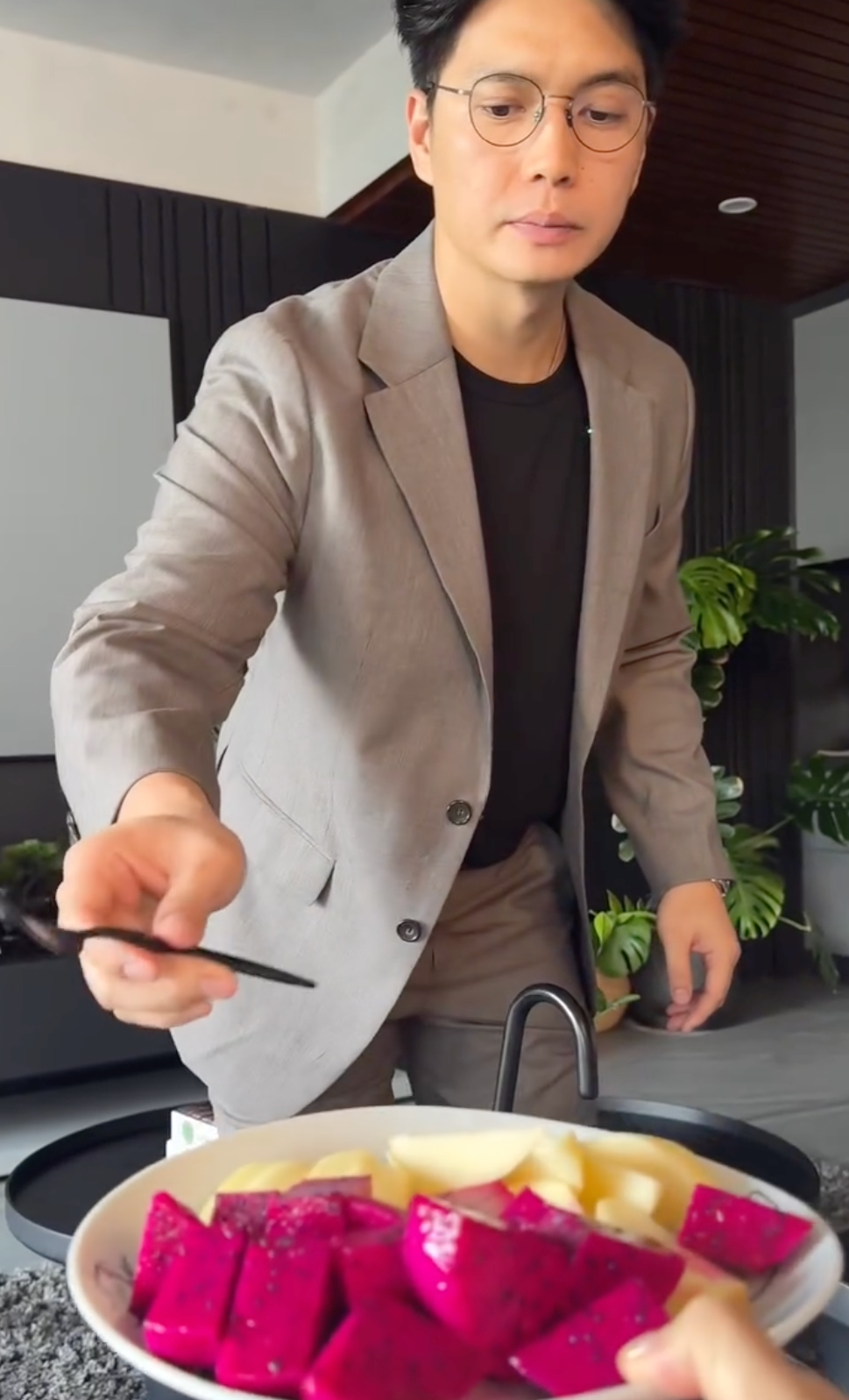 12 món Huy Trần làm riêng cho vợ bầu Ngô Thanh Vân, ngon thế nào mà khiến cõi mạng xuýt xoa ghen tỵ- Ảnh 1. 12 món Huy Trần làm riêng cho vợ bầu Ngô Thanh Vân, ngon thế nào mà khiến cõi mạng xuýt xoa ghen tỵ- Ảnh 1.