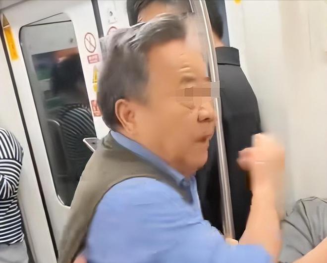 Xôn xao vụ việc thanh niên không nhường chỗ cho cụ già 83 tuổi trên tàu điện ở Trung Quốc: Ông lão mới là người bị bạo lực mạng- Ảnh 3. Xôn xao vụ việc thanh niên không nhường chỗ cho cụ già 83 tuổi trên tàu điện ở Trung Quốc: Ông lão mới là người bị bạo lực mạng- Ảnh 3.