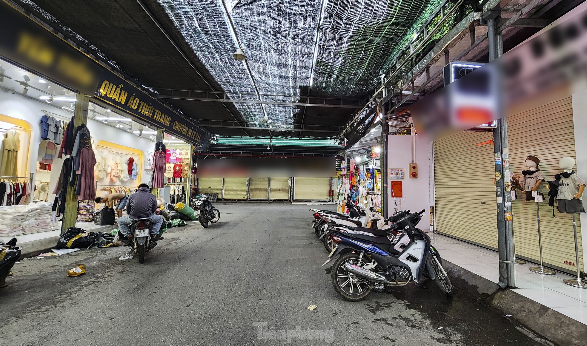 Cảnh khó tin tại thủ phủ thời trang lớn nhất miền Bắc- Ảnh 1.
