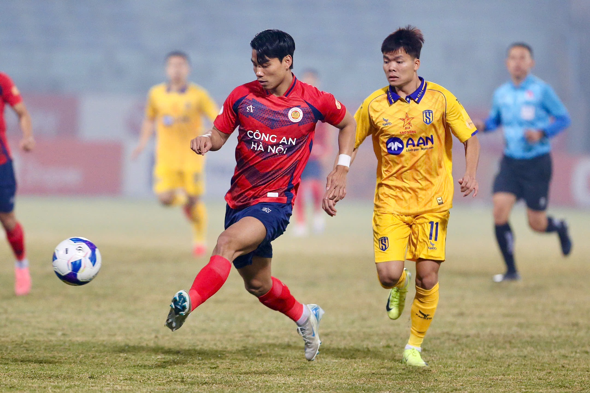 CLB CAHN giữ chân ngôi sao giá 9 tỷ, vung tiền chiêu mộ nhà vô địch AFF Cup để đá giải châu Á?- Ảnh 1.