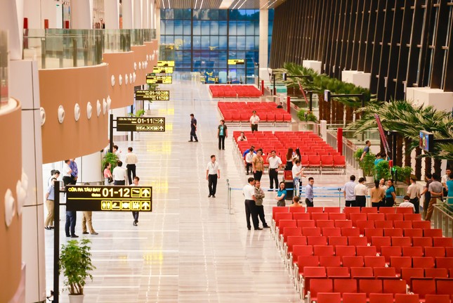 Lý do nền đá nhà ga T3 sân bay Tân Sơn Nhất chưa hoàn thiện- Ảnh 2.
