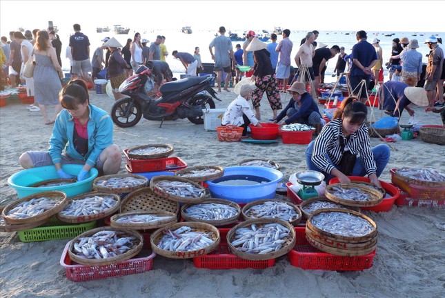 Về phố biển 'đu trend' cuốn mực tươi rau muống- Ảnh 3.