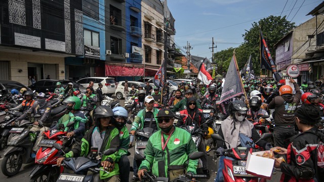 Chạy Grab, Gojek được 200k/ngày mà mỗi cuốc xe bị "cắt máu" đến 20%: Làm nghề này ở đây là khổ hay sướng?- Ảnh 2.
