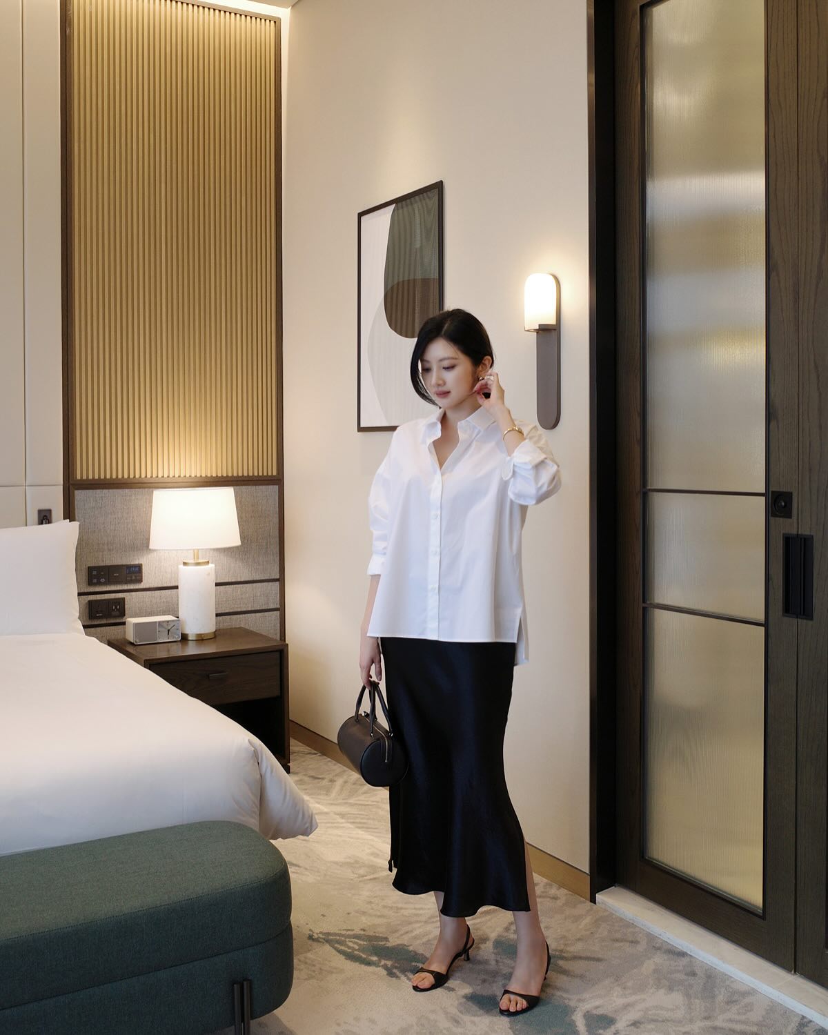 Dành cho nàng mê phong cách tối giản: Cứ mặc 4 mẫu chân váy basic này thì ở đâu cũng sành điệu- Ảnh 4. Dành cho nàng mê phong cách tối giản: Cứ mặc 4 mẫu chân váy basic này thì ở đâu cũng sành điệu- Ảnh 4.