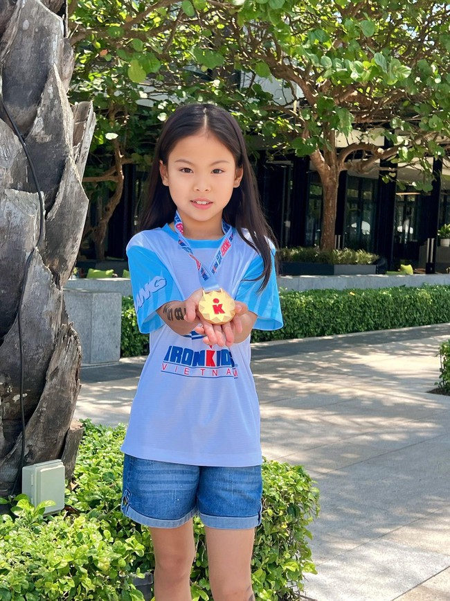 Nữ ca sĩ Việt nói: "Nhìn con lao xuống biển bơi mà mình rơi nước mắt" - Đọc mới thấy dạy con rất chuẩn!- Ảnh 1.