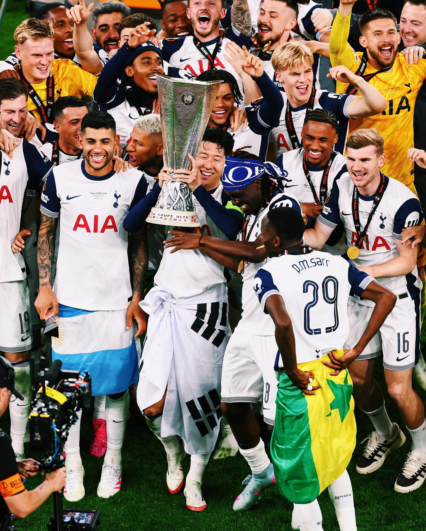 Son Heung-min khóc nức nở ngày vô địch Europa League, lùm xùm đời tư bị 