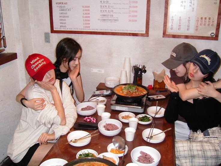 Khoa học bóc trần: Hội bạn 3 - 4 người thân nhau đồng đều là ảo tưởng, chỉ có 2 người "thật lòng"- Ảnh 2.