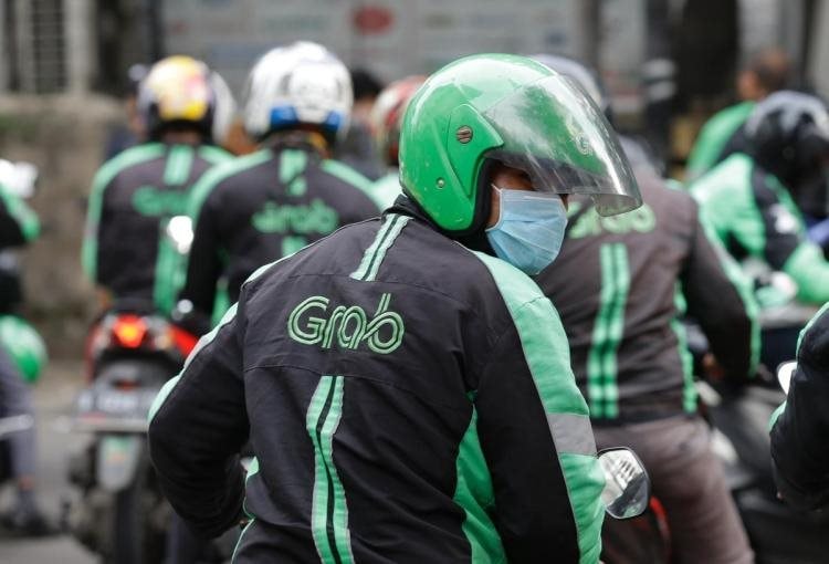 Chạy Grab, Gojek được 200k/ngày mà mỗi cuốc xe bị "cắt máu" đến 20%: Làm nghề này ở đây là khổ hay sướng?- Ảnh 1.
