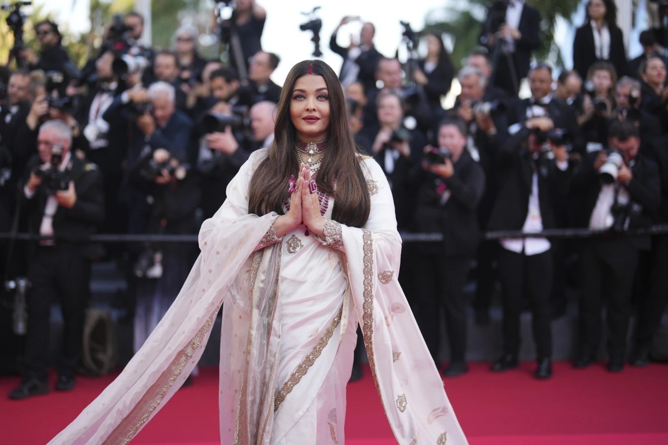 Hoa hậu đẹp nhất mọi thời đại trên thảm đỏ Cannes- Ảnh 1.
