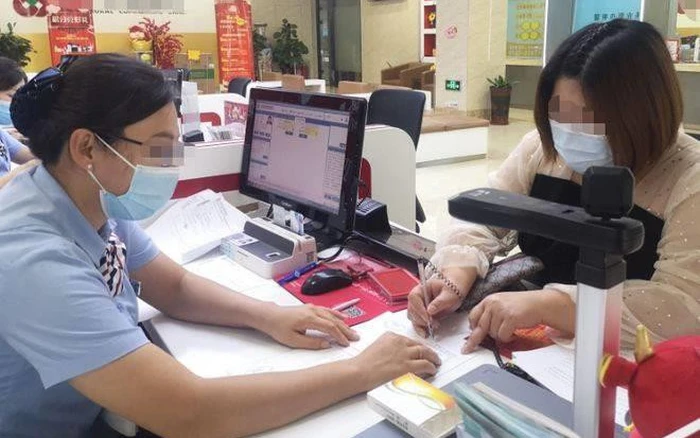 Người phụ nữ gửi tiết kiệm 43 tỷ đồng, ăn trưa xong tài khoản còn 0 đồng, ngân hàng giải thích: Đây chỉ là khấu trừ bình thường- Ảnh 1.