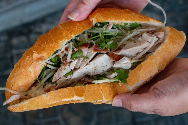 Khách Tây nhận xét: Việt Nam có 1 món nổi tiếng bậc nhất vì nó vừa ngon, tiện lợi, no bụng và còn rẻ nữa- Ảnh 7.