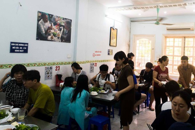 Khách Tây nhận xét: Việt Nam có 1 món nổi tiếng bậc nhất vì nó vừa ngon, tiện lợi, no bụng và còn rẻ nữa- Ảnh 2.