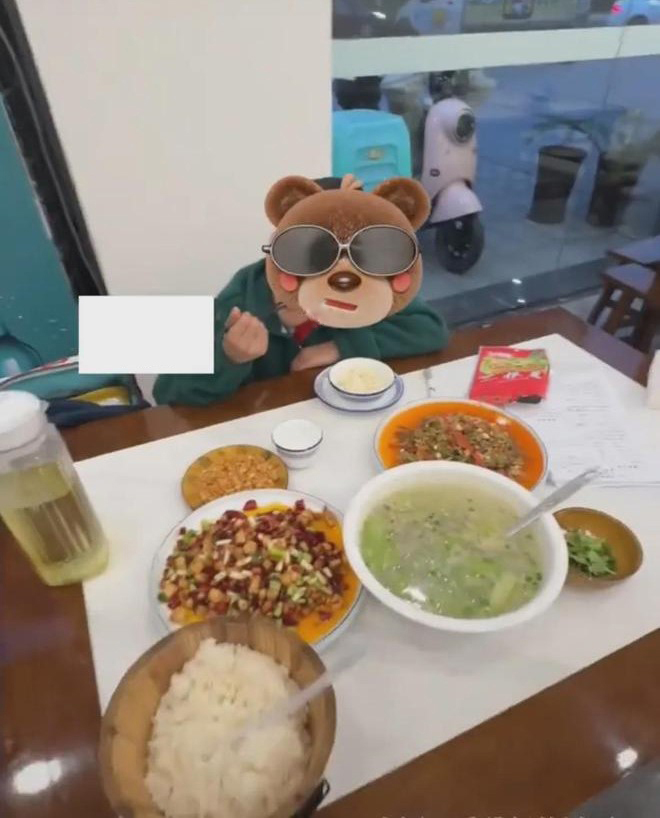 Đi học về nhưng không có một ai ở nhà, hành động của con trai khiến mẹ bàng hoàng, không tin nổi vào mắt mình- Ảnh 1.