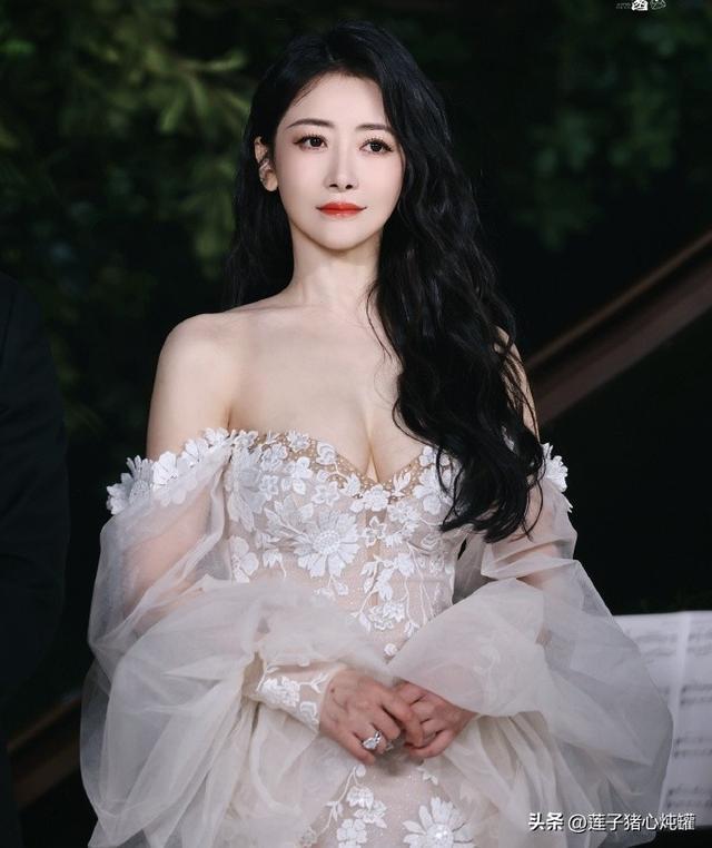 Nữ thần cổ trang bị bạn trai tung ảnh nóng chấn động, nay có cái kết bất ngờ bên “hồng hài nhi”- Ảnh 1. Nữ thần cổ trang bị bạn trai tung ảnh nóng chấn động, nay có cái kết bất ngờ bên “hồng hài nhi”- Ảnh 1.