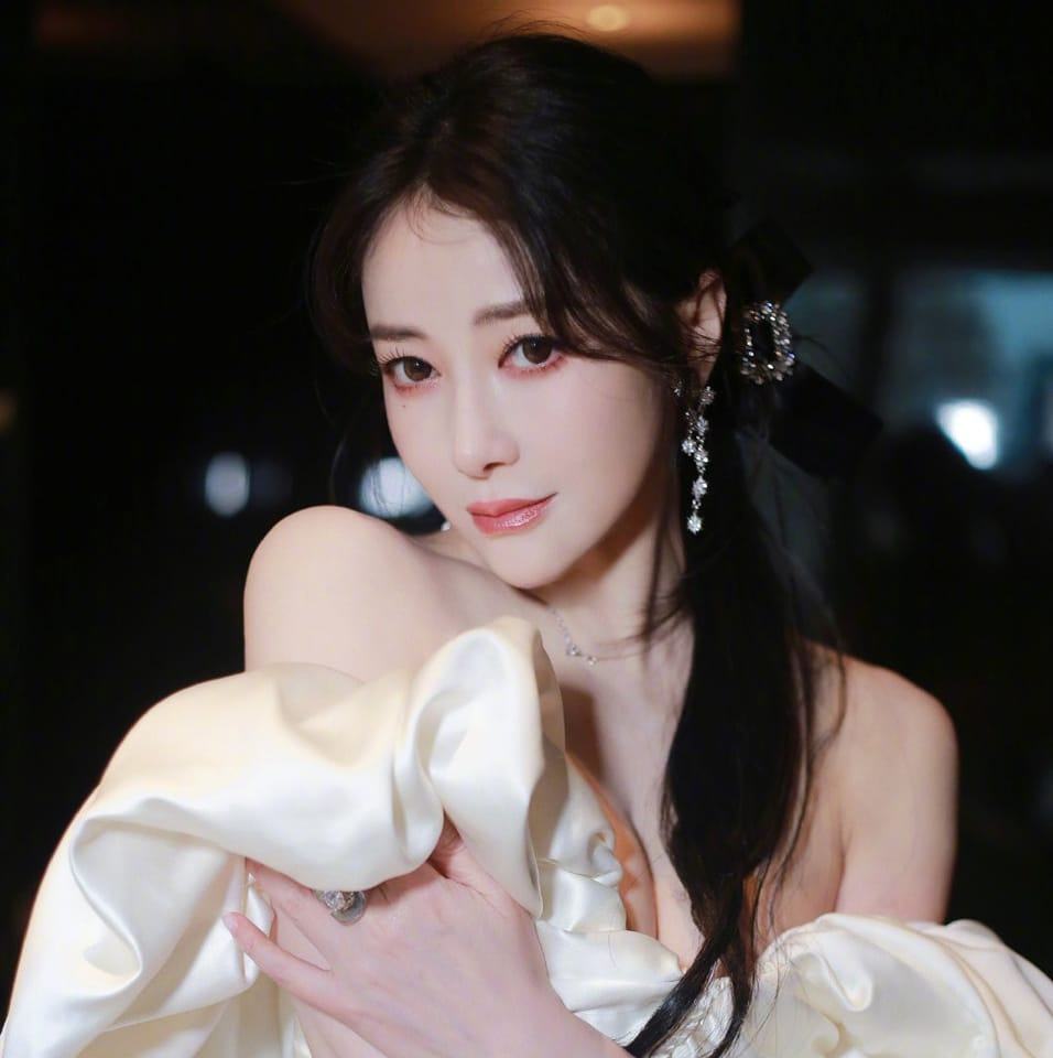 Nữ thần cổ trang bị bạn trai tung ảnh nóng chấn động, nay có cái kết bất ngờ bên “hồng hài nhi”- Ảnh 6. Nữ thần cổ trang bị bạn trai tung ảnh nóng chấn động, nay có cái kết bất ngờ bên “hồng hài nhi”- Ảnh 6.