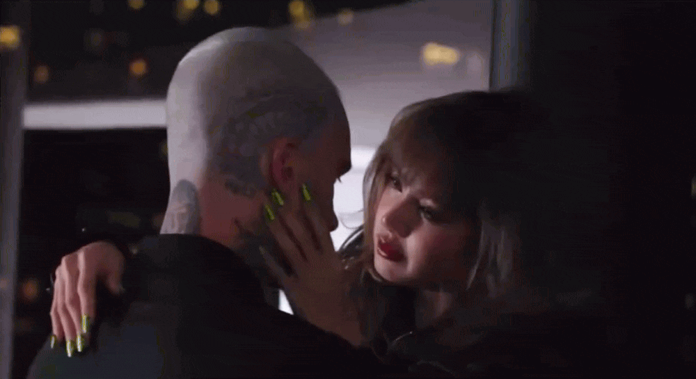 Lý do Lisa quỳ dưới chân người đàn ông sexy nhất thế giới- Ảnh 3. Lý do Lisa quỳ dưới chân người đàn ông sexy nhất thế giới- Ảnh 3.