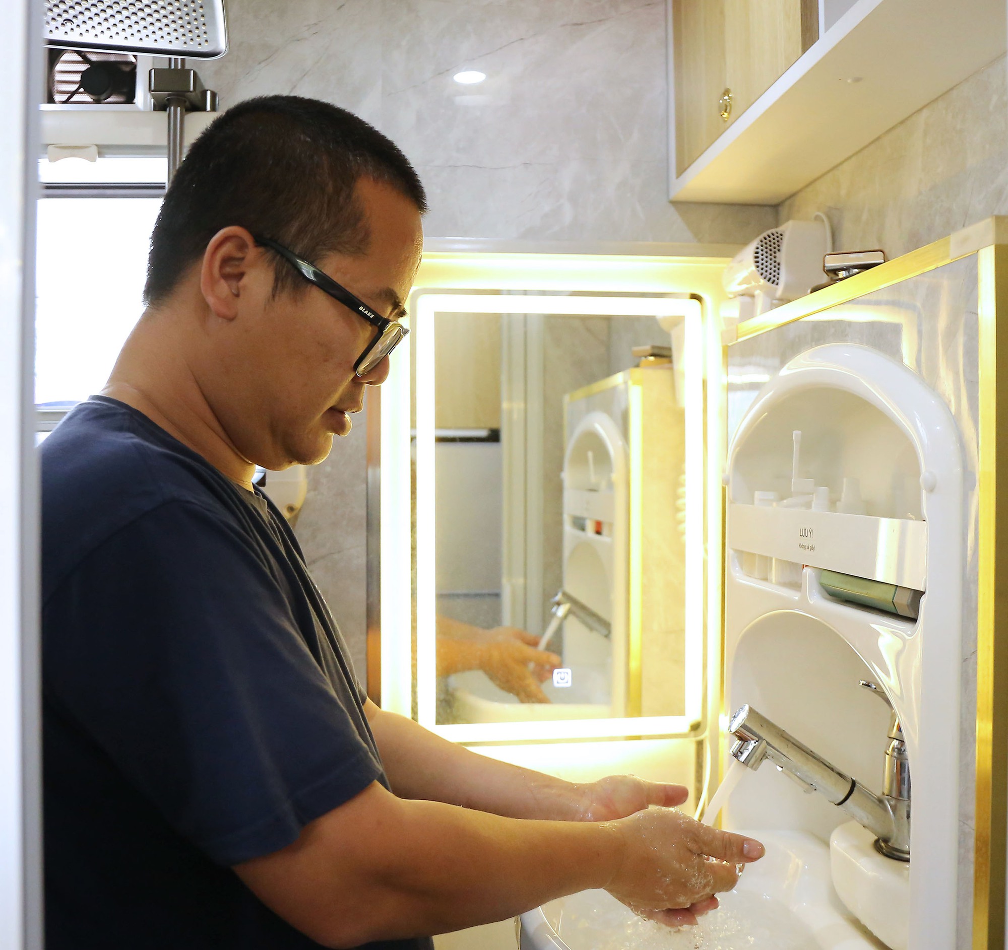 Choáng ngợp với cảnh tượng bên trong chiếc xe “ngôi nhà di động” tiền tỷ của người đàn ông Hà Nội đam mê du lịch- Ảnh 10.