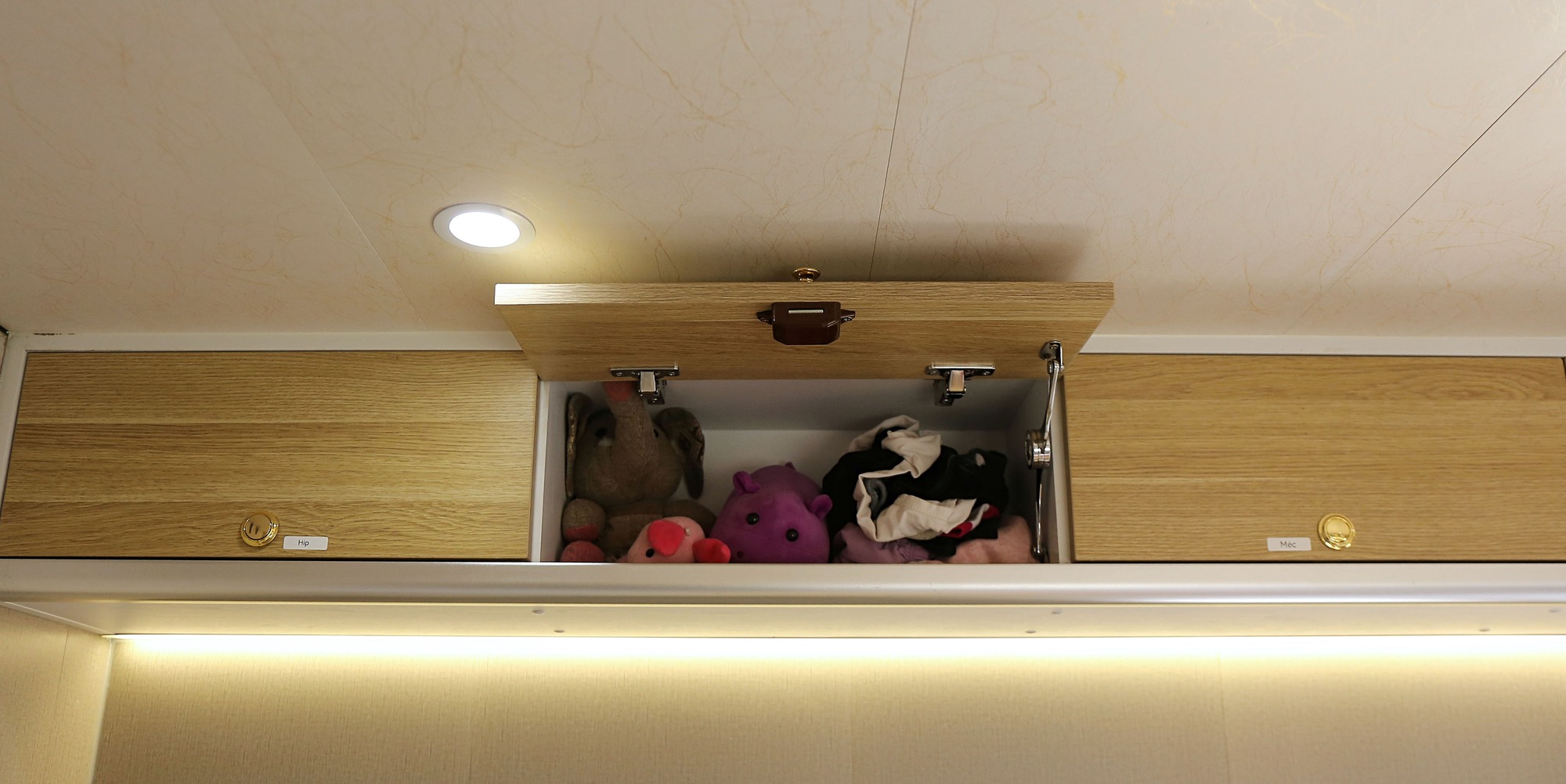 Choáng ngợp với cảnh tượng bên trong chiếc xe “ngôi nhà di động” tiền tỷ của người đàn ông Hà Nội đam mê du lịch- Ảnh 18.