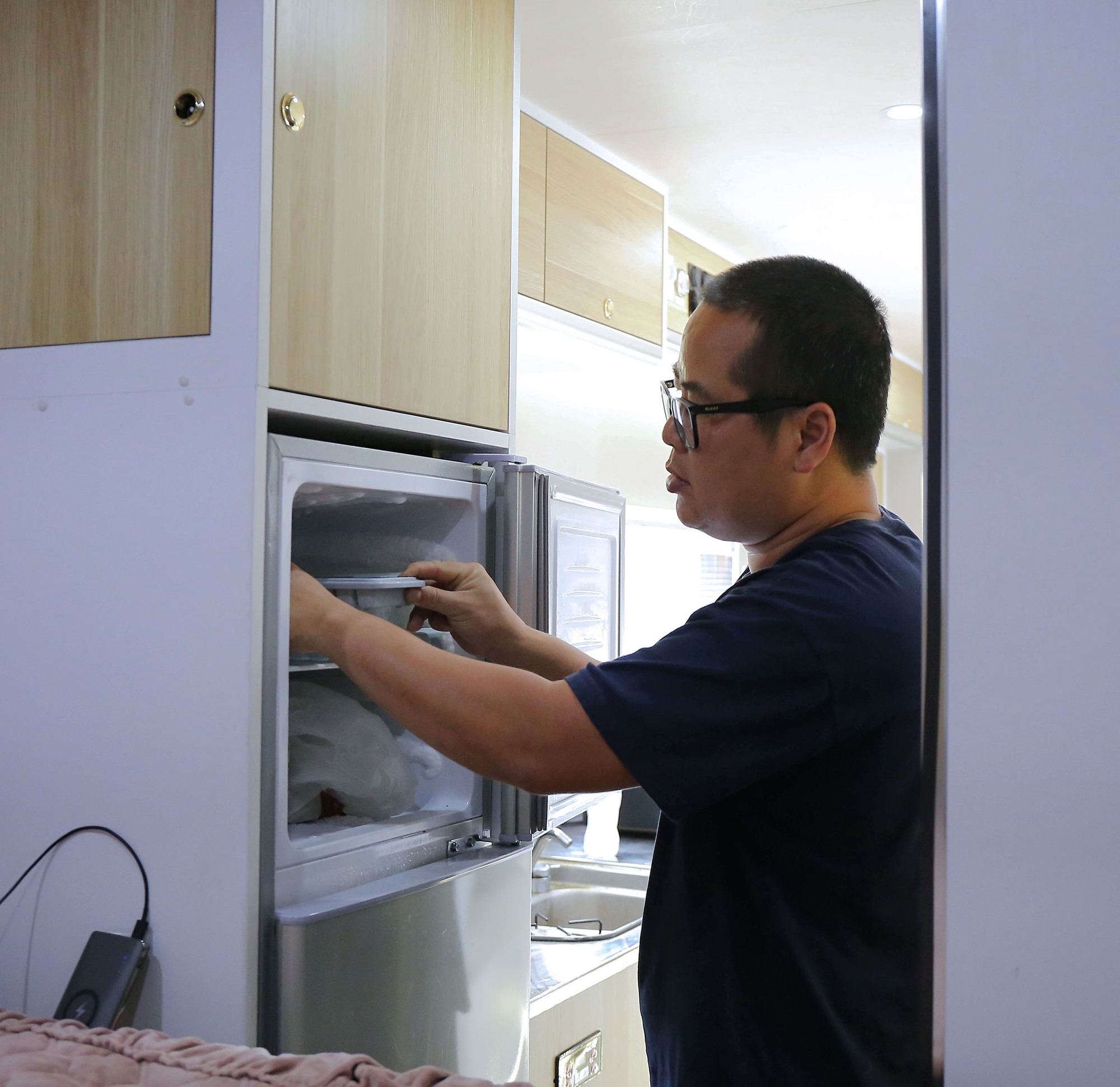 Choáng ngợp với cảnh tượng bên trong chiếc xe “ngôi nhà di động” tiền tỷ của người đàn ông Hà Nội đam mê du lịch- Ảnh 14.
