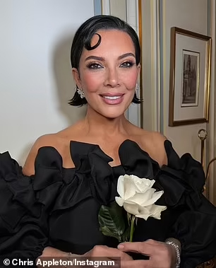 Loạt ảnh mới của mẹ Kim Kardashian gây sốt: Nhiều người đặt nghi vấn 